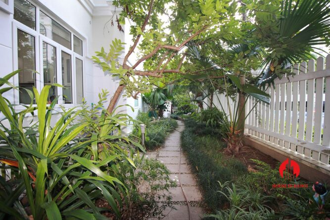 ban biet thu lo goc khu c ciputra 2