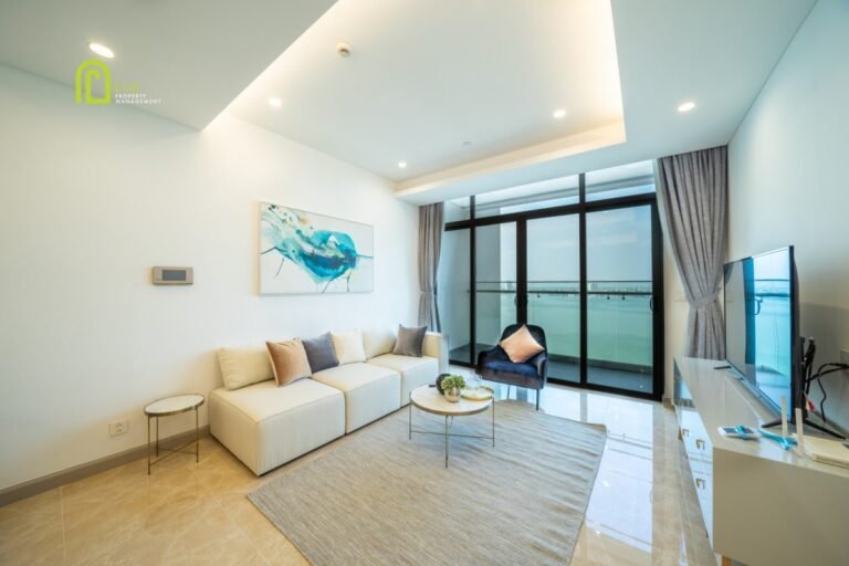 Cho thuê căn hộ 3 phòng ngủ view hồ tại Sun Grand City Thụy Khuê