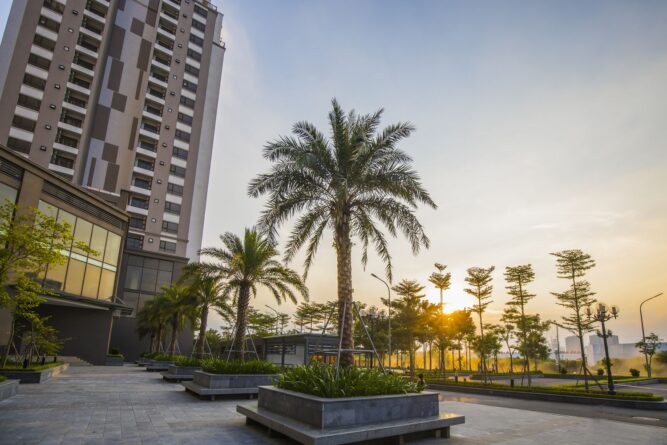 Khuôn viên trước tòa nhà thuộc dự án UDIC Westlake result