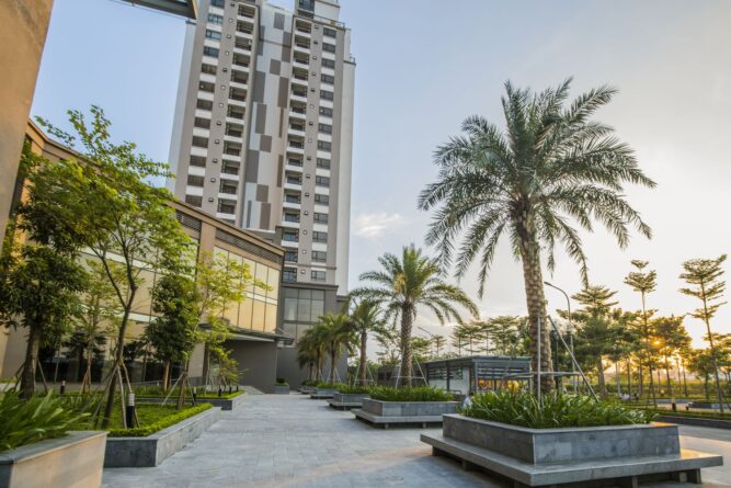 Khuôn viên trước tòa nhà result