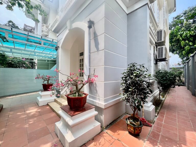Cho thuê biệt thự khu C, 4 phòng ngủ, sân rộng, view công viên