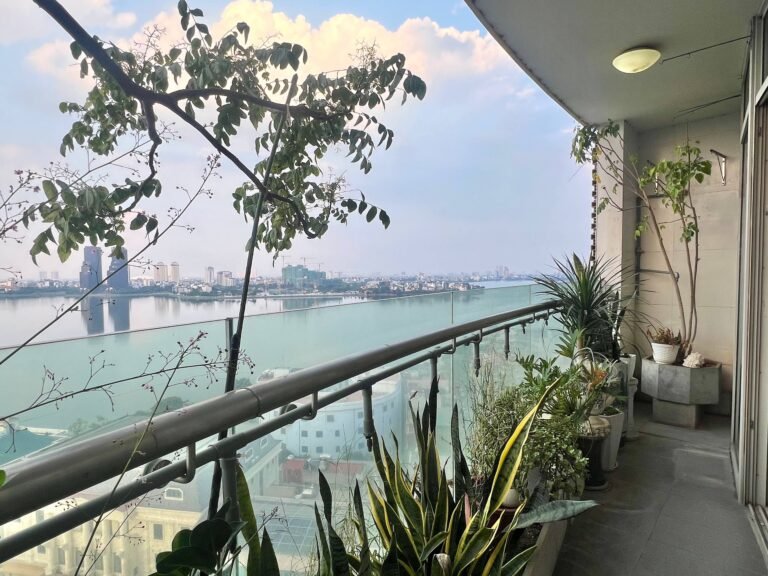 Cho thuê căn hộ Watermark tầng 12, 2 phòng ngủ, view Hồ Tây trực diện